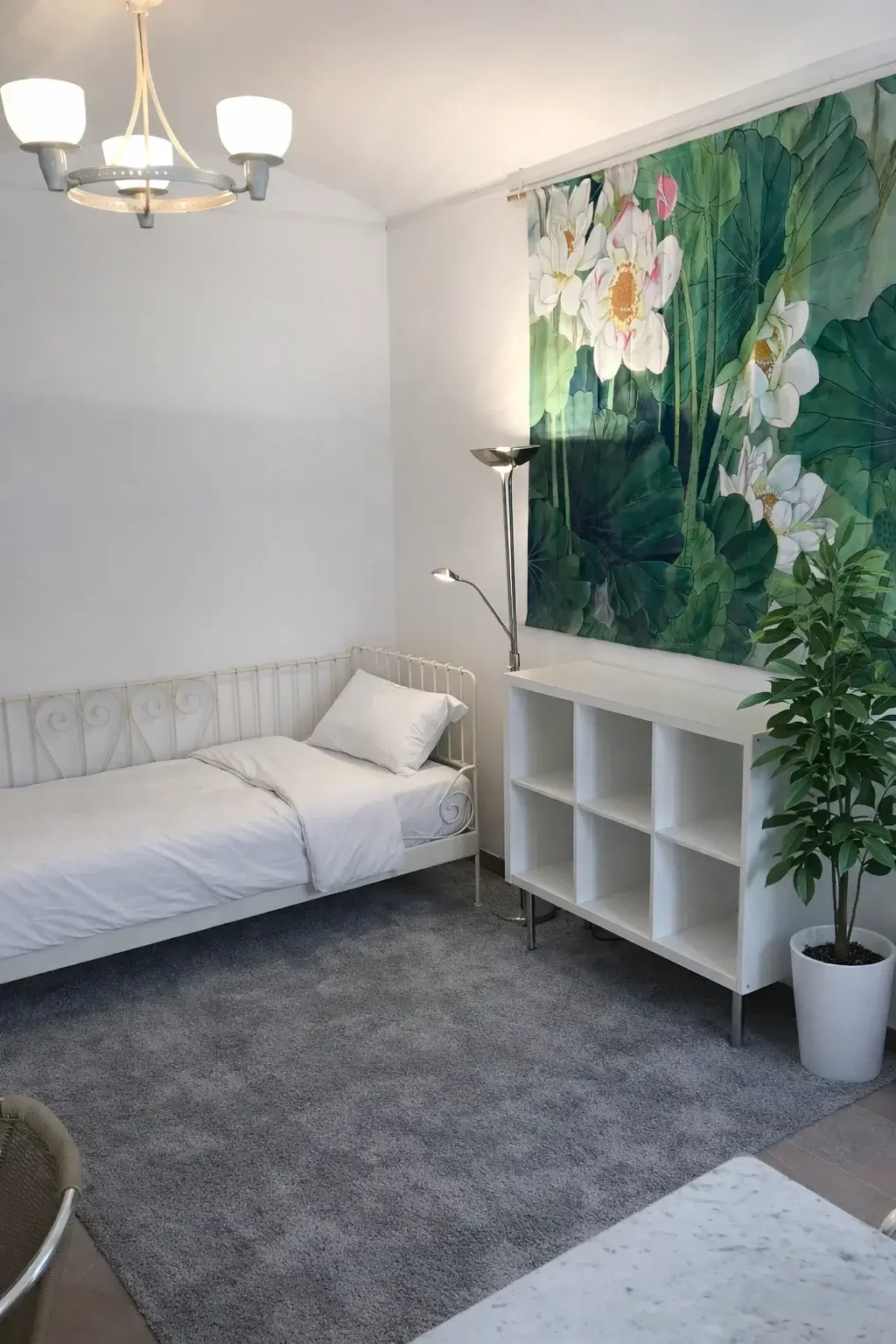 Single bed in the bed and living room